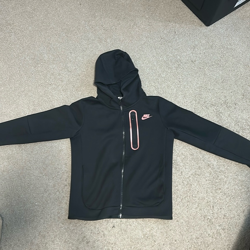 Black and rose gold Nike Tech. Size: Kids large.
